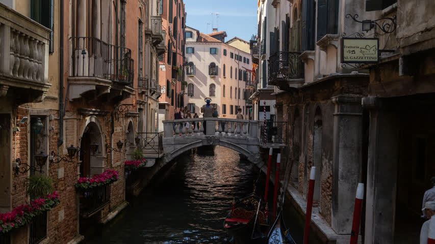Фото - Очередное ограничение для туристов в Венеции высмеяли в сети