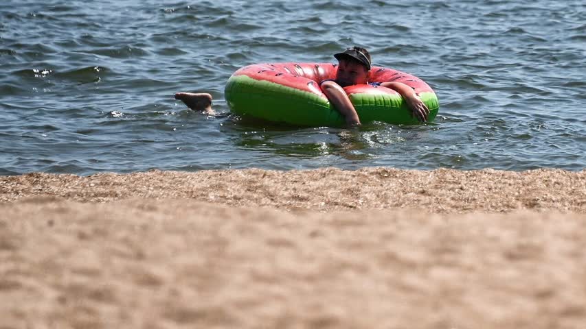 Фото - Россиянам назвали способ сэкономить на пляжном отдыхе в августе