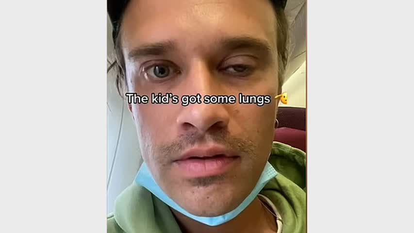 Фото - Многочасовой крик в самолете довел туриста до истерики и попал на видео